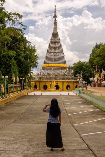 a woman travelling in thailand and visiting temple - iron asian culture buddhism buddha imagens e fotografias de stock