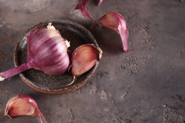 reifer knoblauch gesundes essen auf dem tisch - 11270 stock-fotos und bilder