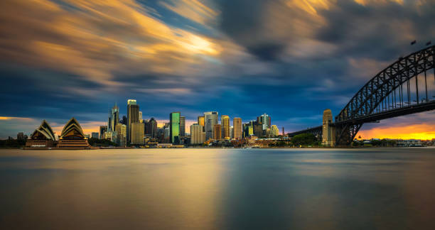 sunset skyline centrum sydney z harbour bridge - sydney australia sydney harbor australia night zdjęcia i obrazy z banku zdjęć