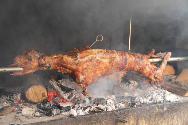 ягненок на угольном гриле - spit roasted pig roasted food стоковые фото и изображения