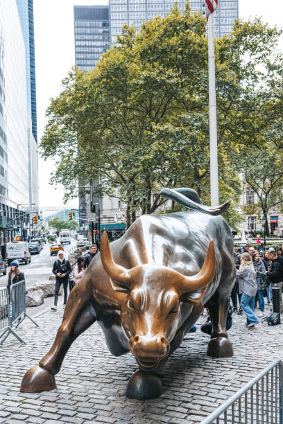 toro di ricarica a new york - wall street finance stock market power foto e immagini stock