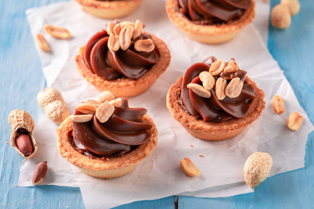 istock Sweet mini tartlets with butterscotch and nuts. 1433548194