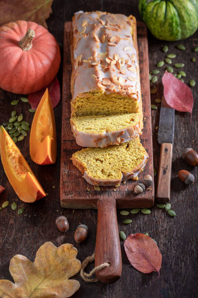 伝統料理と季節料理としての香り高いハロウィーンパイ。 - squash pumpkin orange japanese fall foliage ストックフォトと画像