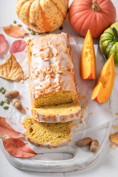 完璧な秋のデザートとしておいしいカボチャのパウンドケーキ。 - squash pumpkin orange japanese fall foliage ストックフォトと画像