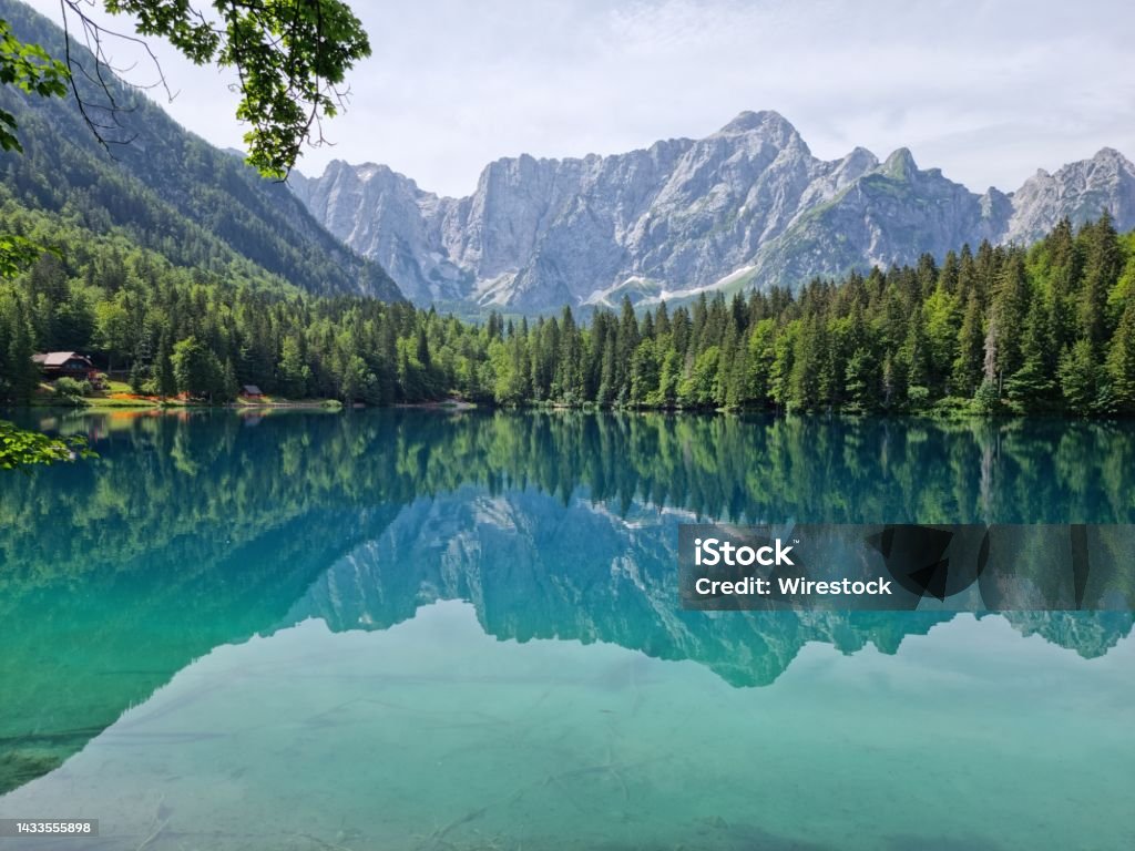 北イタリアジュリアンアルプスのラギディフジーネの天国の眺め Fusine Lakesのストックフォトや画像を多数ご用意 Fusine