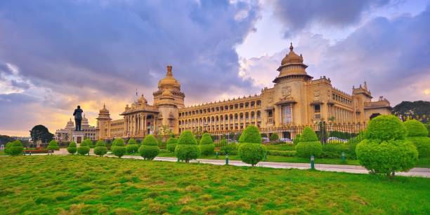 vidhana soudha in bangalore, indien - sitz der staatlichen legislative von karnataka - bangalore stock-fotos und bilder