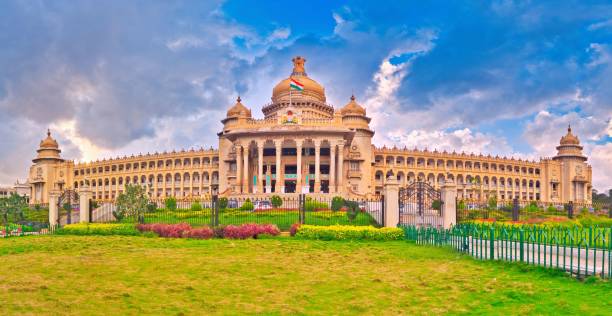 vidhana soudha w bangalore, indie - siedziba legislatury stanowej karnataka - bangalore india parliament building vidhana soudha zdjęcia i obrazy z banku zdjęć