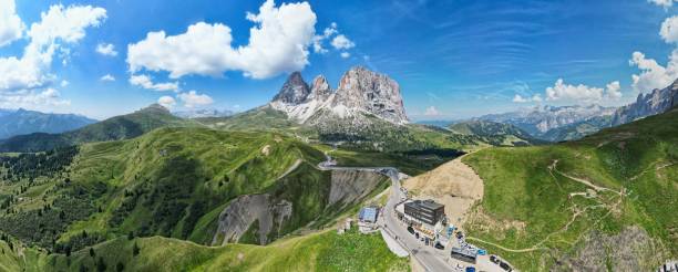 панорамный вид на гору селла пасс в италии в солнечный день - sella pass стоковые фото и изображения