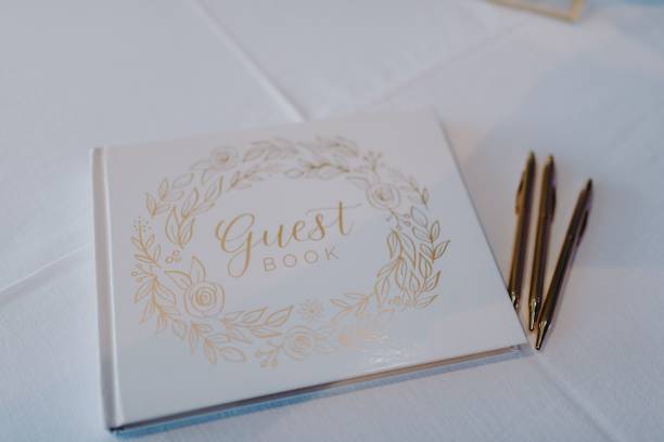 결혼식을위한 테이블에 흰색 방명록과 펜 - guest book 뉴스 사진 이미지