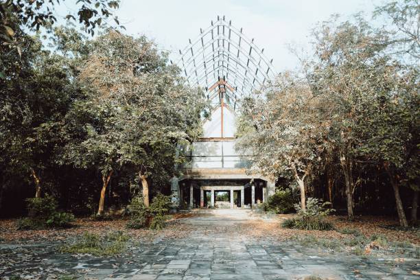 capela wayfarers contra um parque com árvores de outono na califórnia - wayfarers - fotografias e filmes do acervo