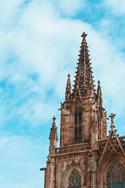 verticale della parte superiore della cattedrale di strasburgo a strasburgo, francia - strasbourg france cathedrale notre dame cathedral europe foto e immagini stock