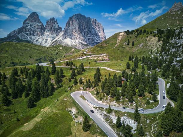 vista aérea de carreteras curvas en el paso del sella en la montaña dolomitas en italia - sella pass fotografías e imágenes de stock