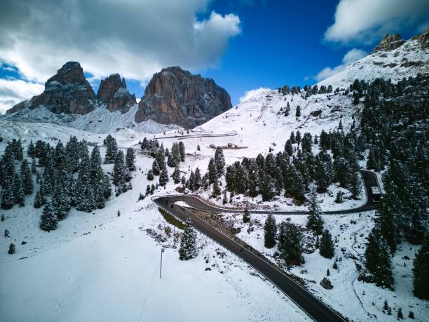 toma panorámica de carreteras curvas y el paso de sella cubierto de nieve en tirol del sur, italia durante el invierno - sella pass fotografías e imágenes de stock