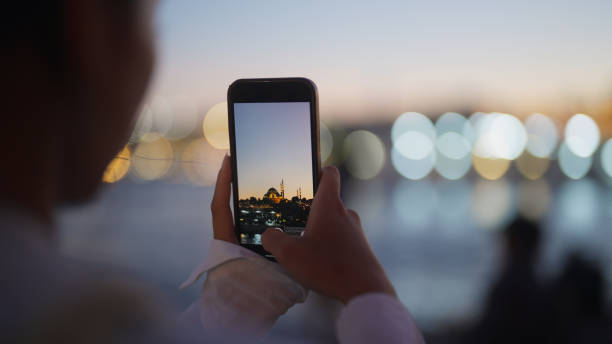 giovane turista che scatta foto del paesaggio urbano in città di notte - screen shoot foto e immagini stock