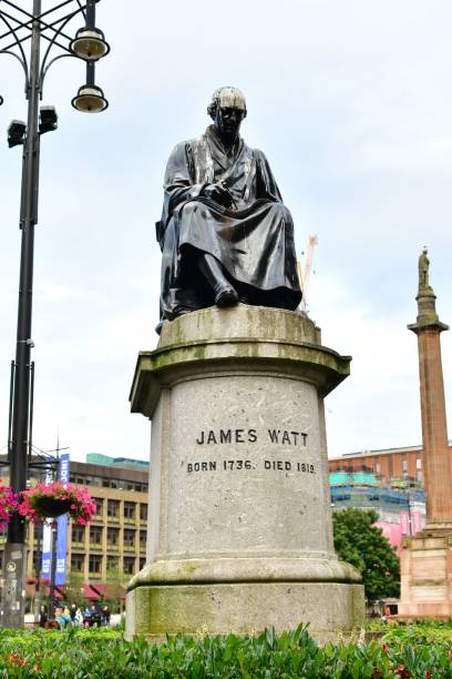 toma vertical de la histórica estatua de james watt en glasgow, escocia - james watt fotografías e imágenes de stock