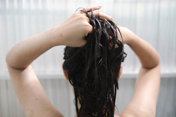 donna bianca che si lava i capelli e fa la doccia in bagno, vista da dietro. - washing hair foto e immagini stock