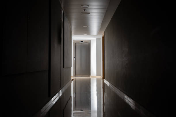 pasillo oscuro en un edificio hospitalario - spooky corridor horror entrance hall fotografías e imágenes de stock