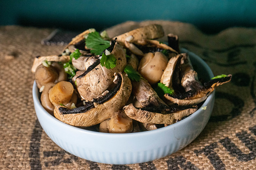 Steamed mushrooms with coriander and garlic