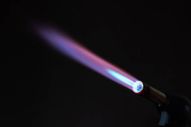 blaue flamme. makroansicht einer blauen flamme von einer gasfackel - natural gas gas burner flame stock-fotos und bilder