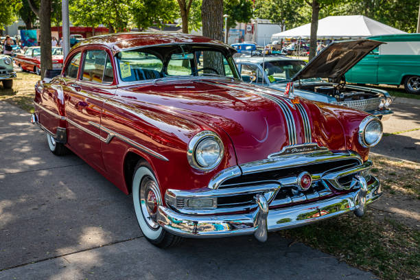 1953 pontiac chieftain 2 puertas sedán - pontiac fotografías e imágenes de stock