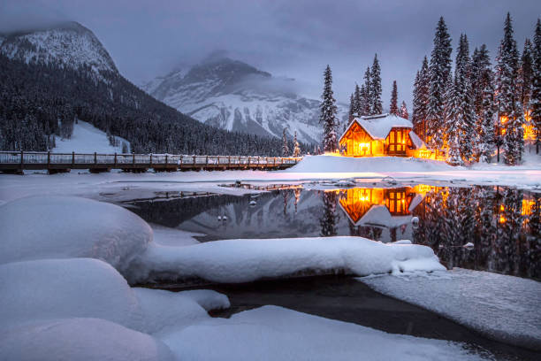 emerald lake lodge, columbia británica, canadá - winter snow landscape house fotografías e imágenes de stock