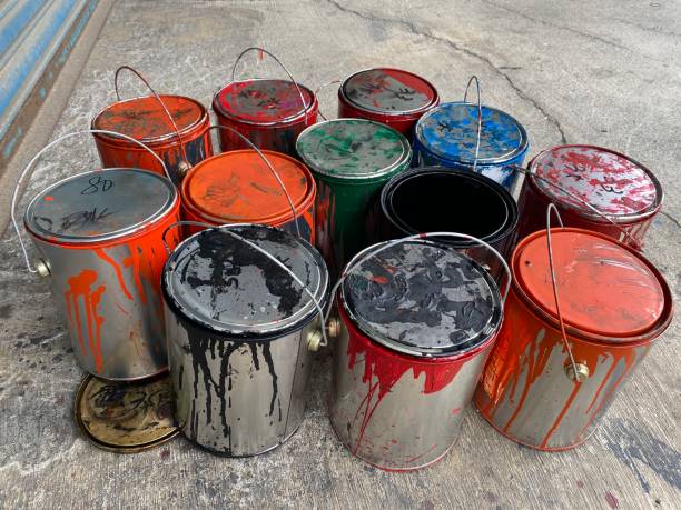 lattine di vernice usate - paintbrush paint paint can drop foto e immagini stock