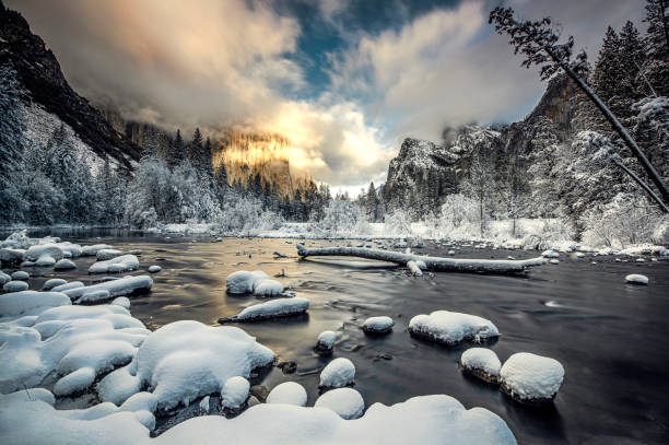 istock Yosemite valley in a winter morning 1433620759