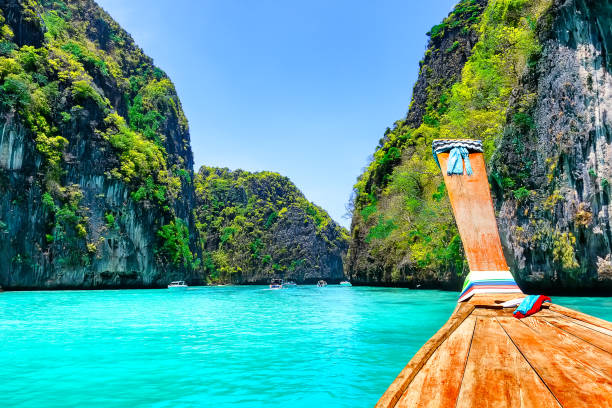 blick auf die loh samah bay auf der insel phi phi, thailand. - ao nang stock-fotos und bilder