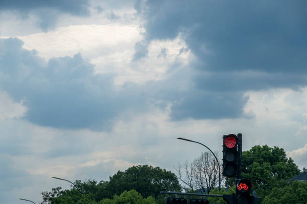 istock red signal light indicating no traffic 1433629704