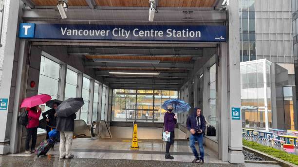 estação centro da cidade de vancouver, estação de metrô, canadá, pessoas segurando guarda-chuva - vancouver suspension bridge bridge people - fotografias e filmes do acervo