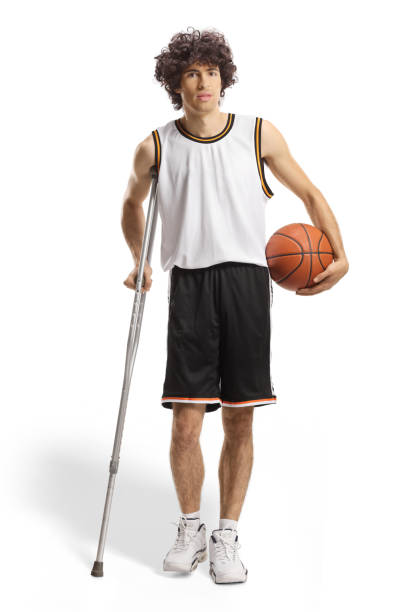 농구 선수가 공을 들고 목발로 걷는다. - men crutch isolated support 뉴스 사진 이미지