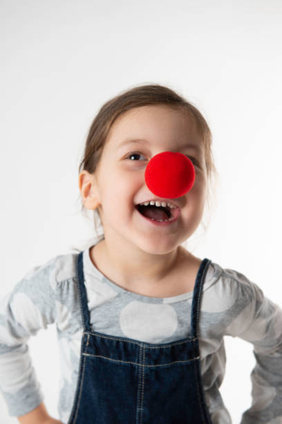 bambina con un naso da clown - naso rosso foto e immagini stock