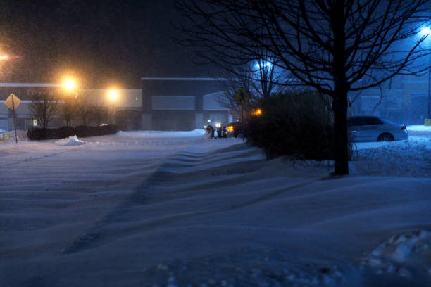 quitanieves en el estacionamiento del centro comercial en blizzard snow storm - snowplow snow parking lot truck fotografías e imágenes de stock