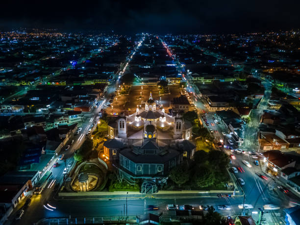 hermosa vista aérea nocturna de la basílica de cartago en costa rica - roman statue angel rome fotografías e imágenes de stock