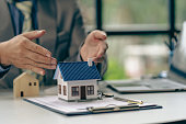 immobilien-und-das-konzept-der-immobilienmakler-die-kunden-ratenzinsen-anbieten-und-nach.jpg?b=1&s=170x170&k=20&c=oiWBevxHzqXn5ERtx9GjfSpibdo0yS24ydMMfAM8KB4=