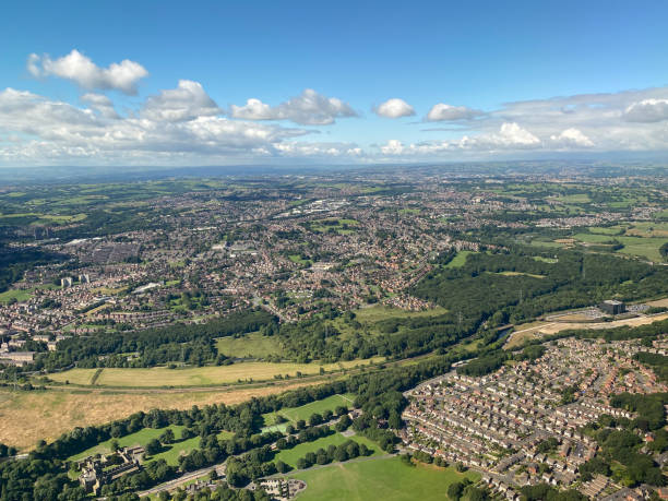 vue aérienne de la ville de leeds dans le west yorkshire, angleterre royaume-uni - west yorkshire photos et images de collection