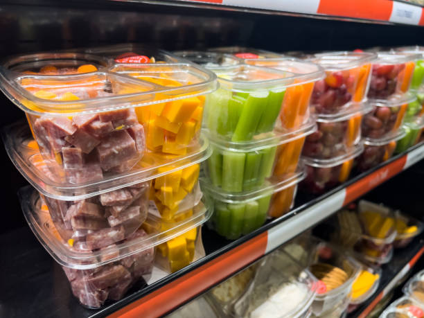 gotowe posiłki w plastikowych pojemnikach na sprzedaż w półce chłodniczej w supermarkecie - plastic tray zdjęcia i obrazy z banku zdjęć