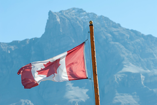 canadeese vlag met de rocky mountains in de achtergrond