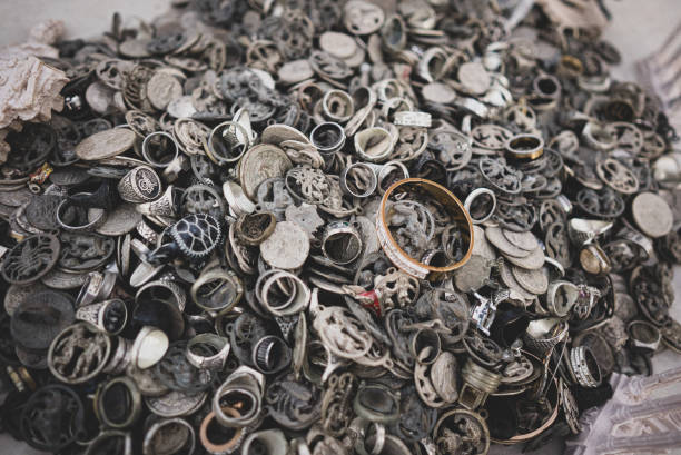 mucchio di vecchi anelli e monete antiche - gold jewelry coin scrap metal foto e immagini stock