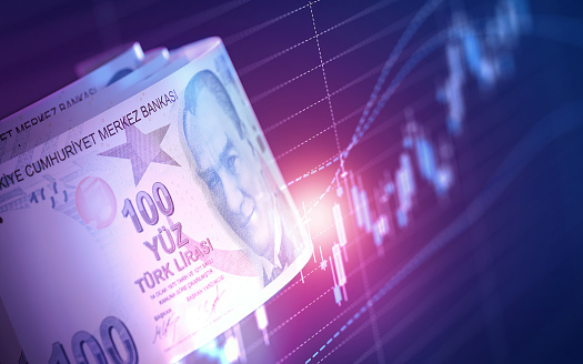 100 billetes de liras turcas sobre el gráfico financiero azul photo
