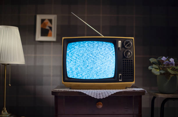 zimmer im stil der 1970er jahre mit tv - channel stock-fotos und bilder