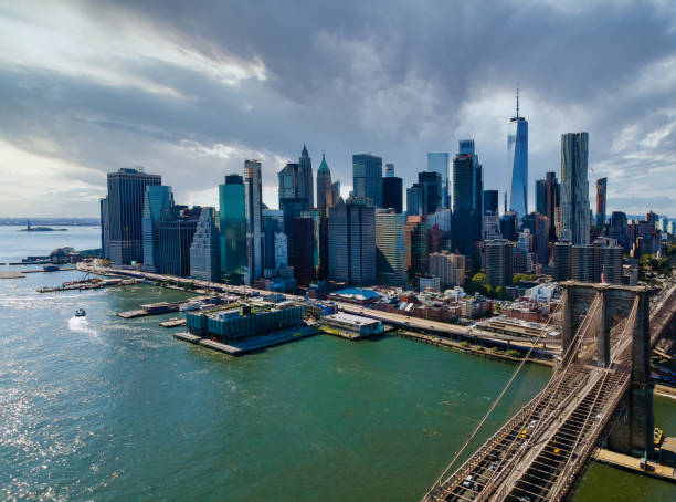 vista aérea panorámica de manhattan a lo largo del east river sobre el pintoresco puente de brooklyn ciudad de nueva york, ee. uu. - lower manhattan fotografías e imágenes de stock