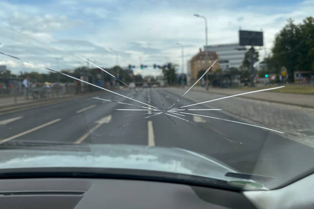 crack on the windshield of the car, a trace of a stone on the road - windshield imagens e fotografias de stock