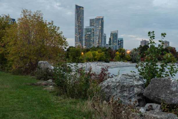 istock Toronto lakeshore at dusk in fall. 1433709522