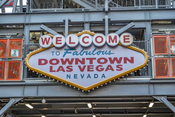 witamy w znaku fabulous las vegas na wystawie na fremont street - las vegas metropolitan area sign welcome to fabulous las vegas sign the las vegas strip zdjęcia i obrazy z banku zdjęć