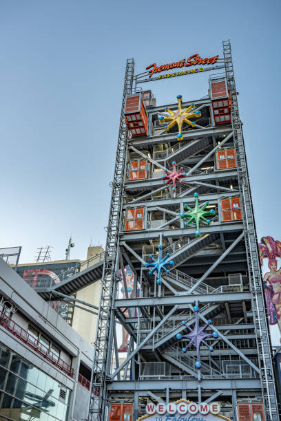 フリーモントストリートの塔と看板、ラスベガスのダウンタウン - las vegas metropolitan area entertainment sign neon light ストックフォトと画像