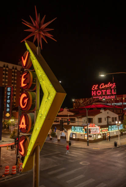 フリーモントストリートの上にあるラスベガスのネオンサインの夜景 - las vegas metropolitan area entertainment sign neon light ストックフォトと画像