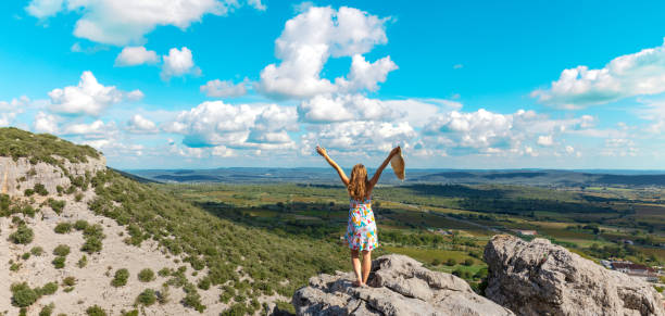 turista donna sulla cima della montagna godendo della vista panoramica della valle (linguadoca in francia) - gard foto e immagini stock