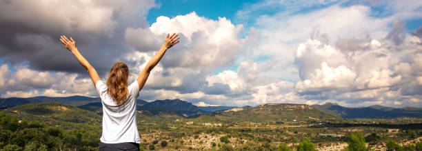 donna con le braccia alzate, godendo del paesaggio montano panoramico delle cevennes - gard foto e immagini stock