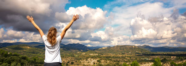 женщина с поднятыми руками, наслаждающаяся панорамным горным пейзажем севеннеса - gard стоковые фото и изображения